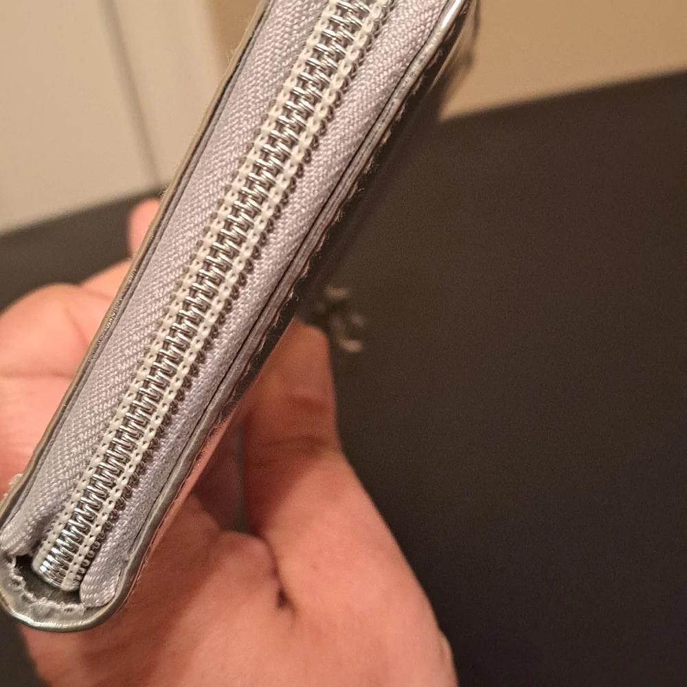 Victoria's Secret Angel Wallet. Shimmering Silver - Picture 4 of 6